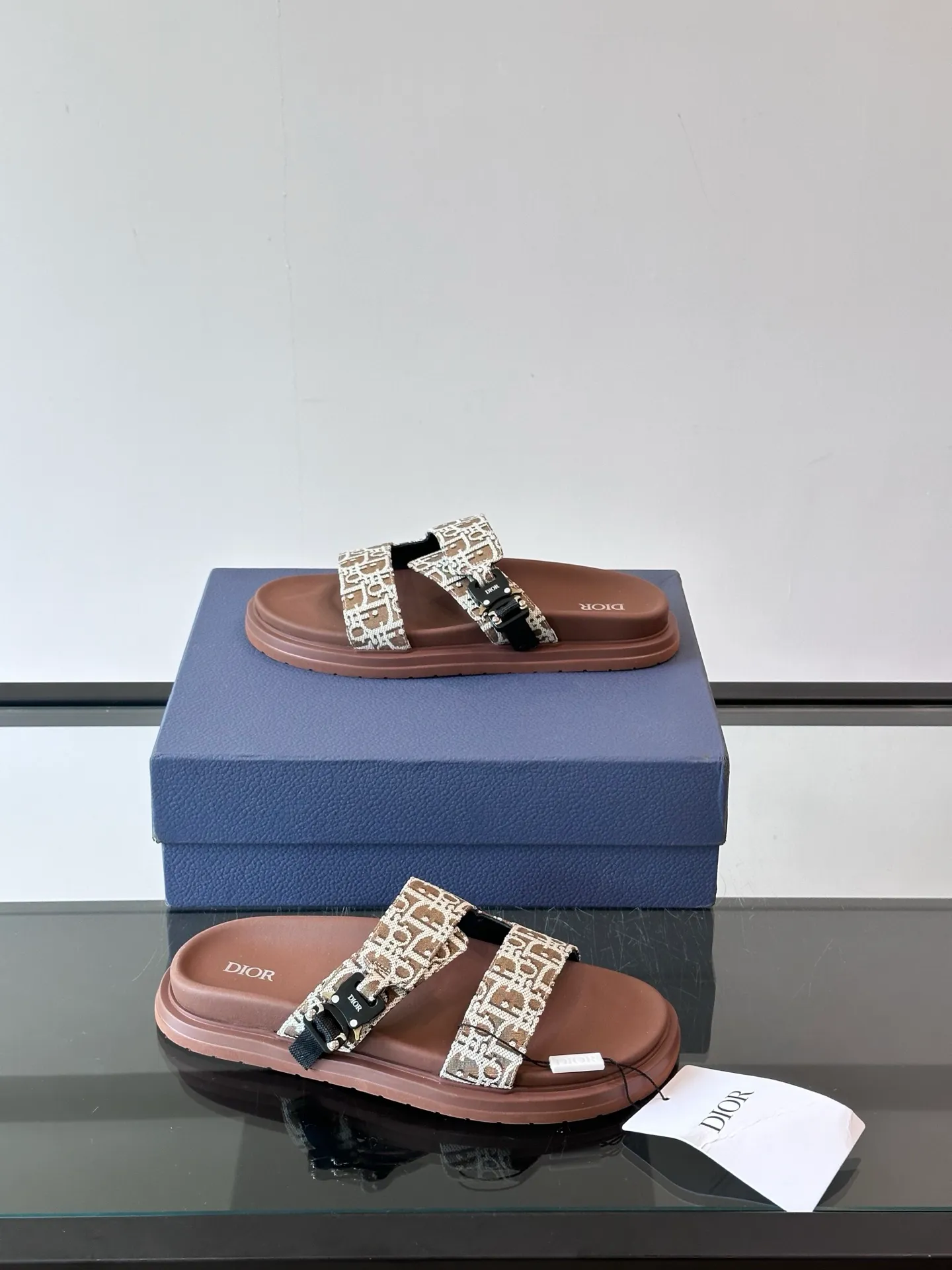 Factory price: 300💰Dior Aqua men's sandals and slippers. Showcasing Dior haute couture design. The Dior gray suede strap is accented with an aluminum Dior buckle for added style. Paired with a comfortable tonal notch sole, they pair easily with shorts or jeans for a sophisticated look. Main body: suede cow leather, technical fabric lining: cow leather, with adjustable straps, aluminum Dior buckle, Dior gray EVA insole, tonal notch rubber outsole splicing structure👌👌 size: 38-44 (45.46 customized)
